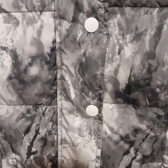 Amazon Essentials Heavy Weight Hooded Puffer Coat - Picture 3 of 6